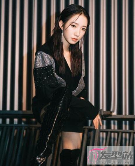 孟美岐卷發(fā)發(fā)型