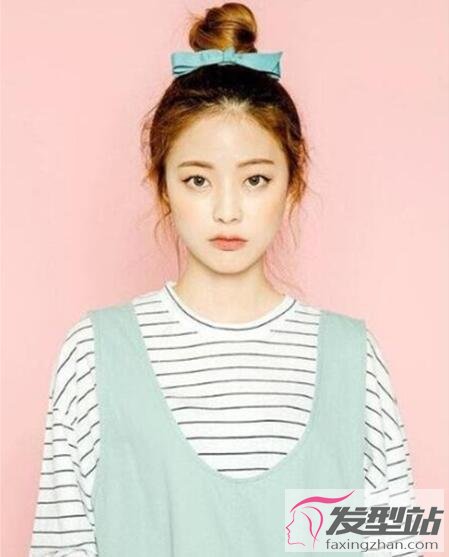 大學(xué)女生韓式扎發(fā)