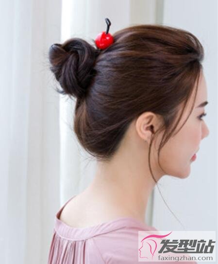 女生戴發(fā)簪發(fā)型