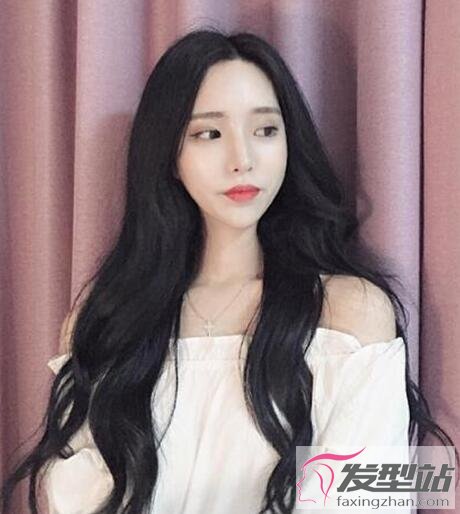 女生黑色卷發(fā)發(fā)型