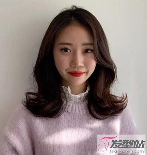 女生外翻卷發(fā)發(fā)型
