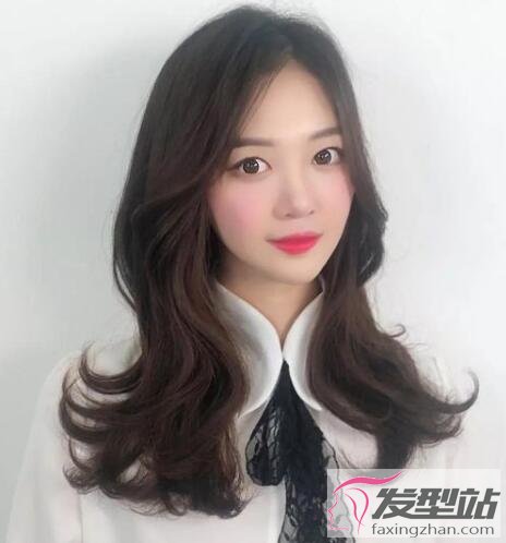 女生外翻卷發(fā)發(fā)型