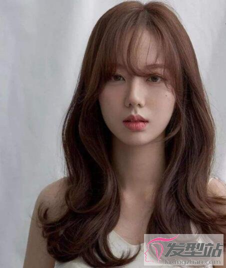 女生外翻卷發(fā)發(fā)型