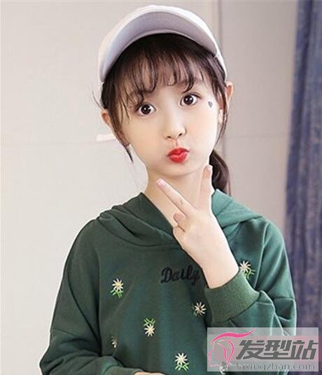 小女孩戴帽子發(fā)型