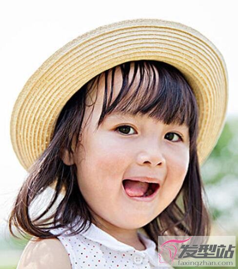 小女孩戴帽子發(fā)型