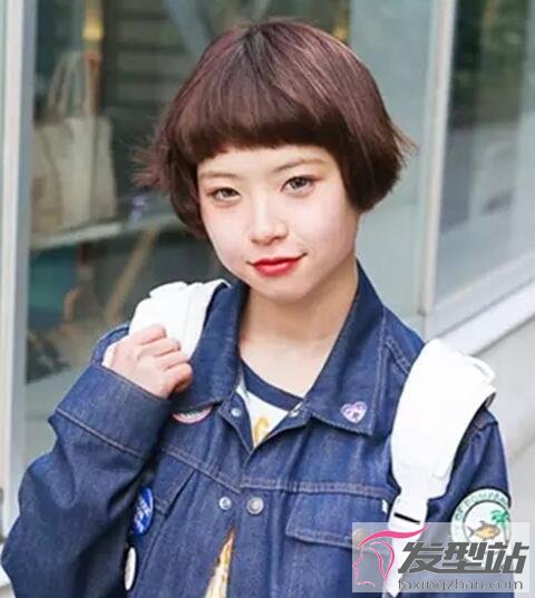 女生蘑菇頭發(fā)型