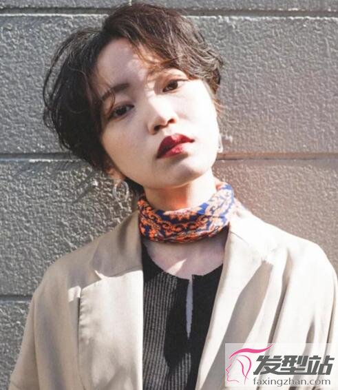 女生復(fù)古短發(fā)發(fā)型