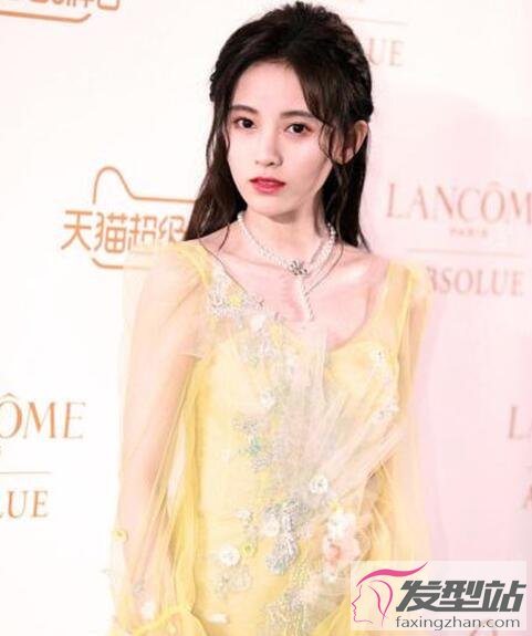 女明星淡黃長裙發(fā)型