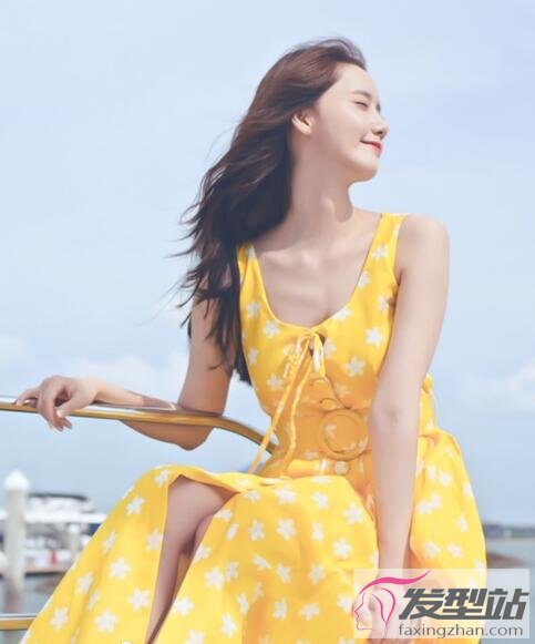 女明星淡黃長裙發(fā)型
