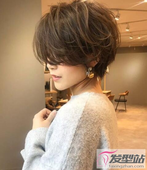 女生日系紋理短發(fā)