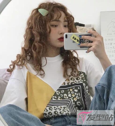 女生滿頭燙發(fā)型