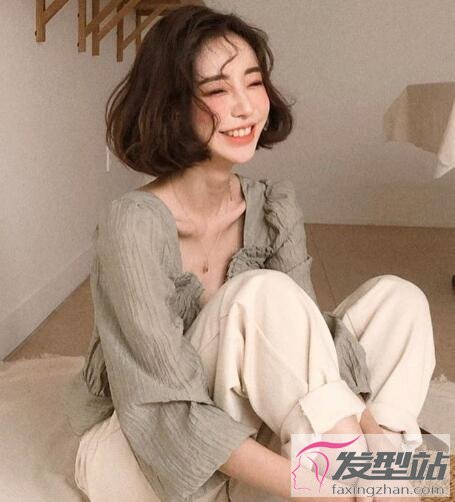 女生短卷發(fā)發(fā)型