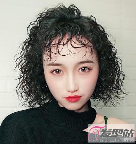 女生短卷發(fā)發(fā)型