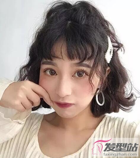 女生短卷發(fā)發(fā)型