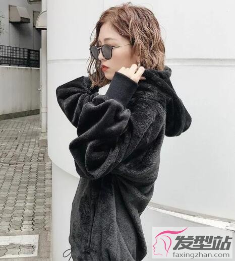 女生短卷發(fā)發(fā)型
