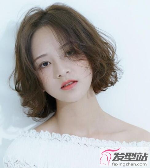 女生短卷發(fā)發(fā)型
