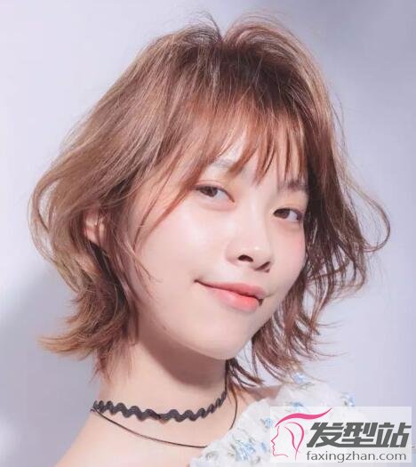 女生短卷發(fā)發(fā)型