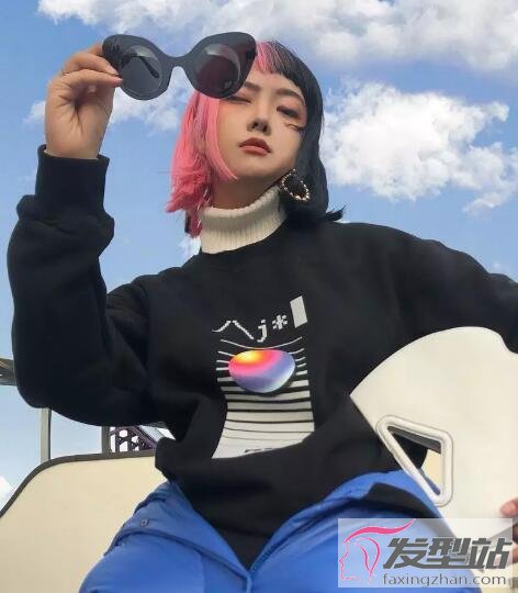 女生對半染發(fā)型