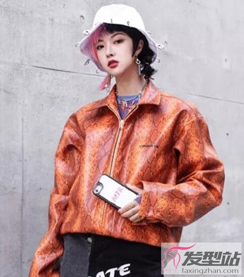 女生對半染發(fā)型