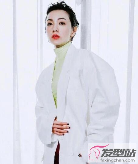 女生濕發(fā)造型