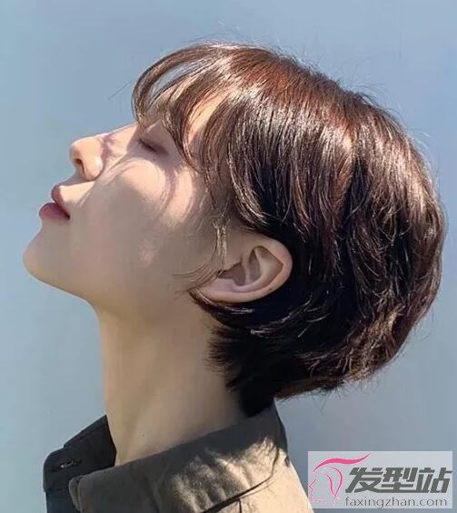 女生撇耳短發(fā)發(fā)型