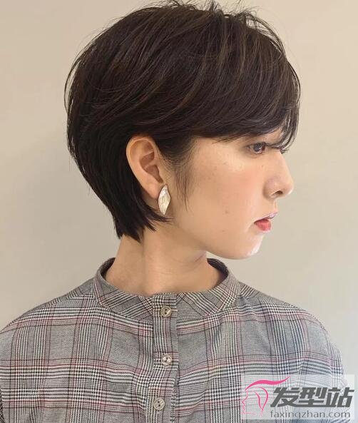 女生撇耳短發(fā)發(fā)型