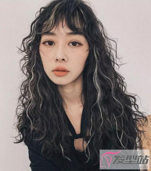 女生復(fù)古卷發(fā)發(fā)型