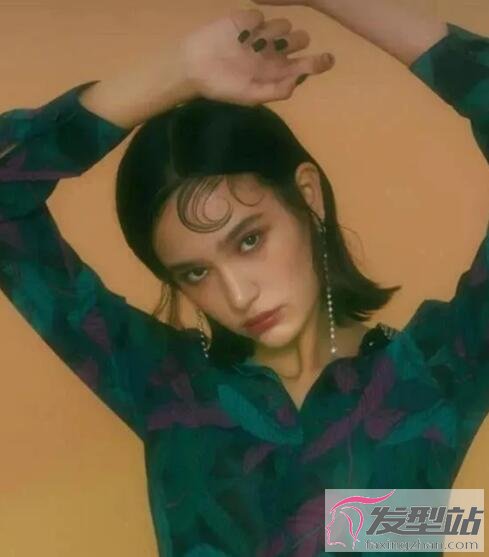 女生魚尾卷短發(fā)