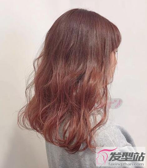女生波紋卷發(fā)發(fā)型
