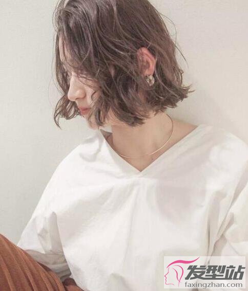 女生空氣燙短發(fā)發(fā)型