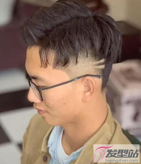 男生兩道杠發(fā)型