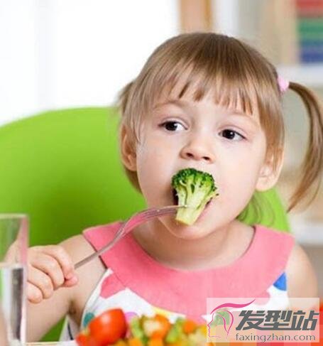 小女孩羊角辮扎發(fā)