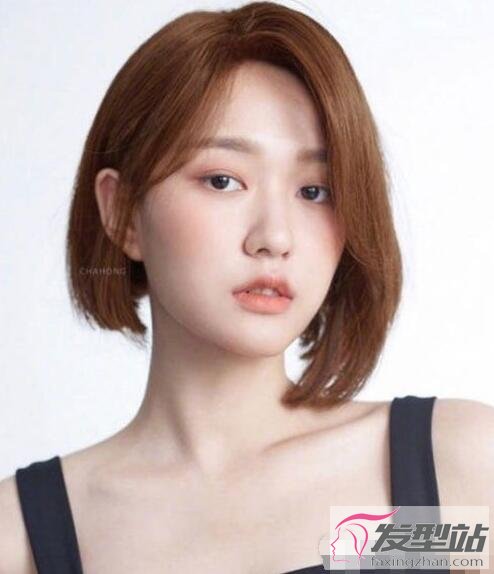 女生不對(duì)稱短發(fā)