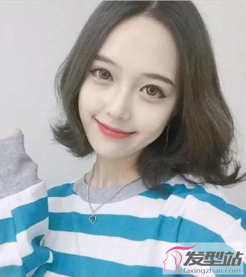 女生不對(duì)稱短發(fā)