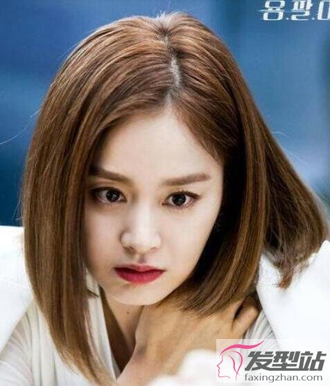 女生不對(duì)稱短發(fā)