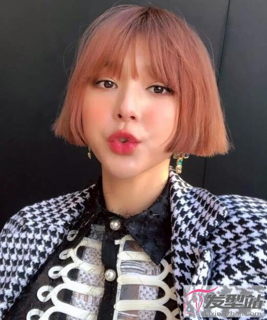 女生一刀切短發(fā)