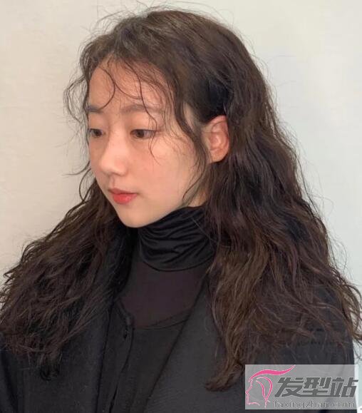 女生波紋卷發(fā)發(fā)型