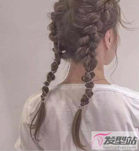 年輕女生扎發(fā)發(fā)型