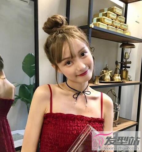 年輕女生扎發(fā)發(fā)型