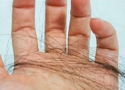 防脫發(fā)小妙招:改變?nèi)粘o嬍?生活習(xí)慣減少掉頭發(fā)留住烏黑濃發(fā)