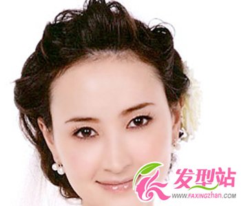 溫婉柔美氣質(zhì)的低式盤(pán)發(fā)