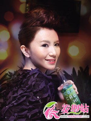 技巧要點: 保留一定的卷發(fā)度才能使朋克也很女人味