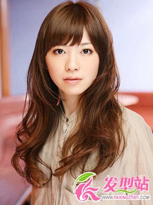 夏日街拍最熱8款女人味發(fā)型 讓長(zhǎng)發(fā)加上卷度