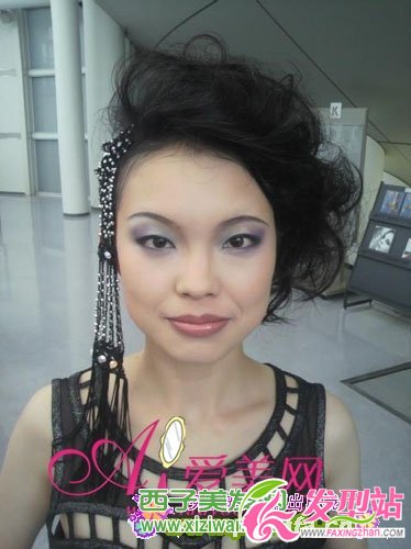 緊貼女生發(fā)型潮流 方形臉也可大膽露