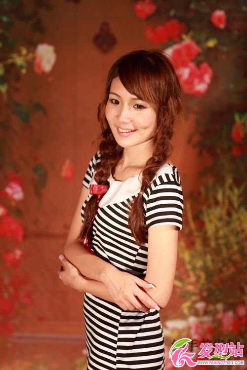 酒窩女生前放雜亂麻花辮發(fā)型 酒窩女生前放雜亂麻花辮發(fā)型
