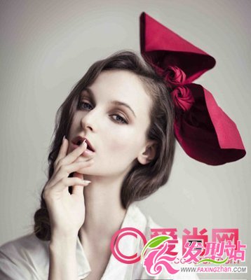 2012中卷發(fā)怎么扎好看 發(fā)飾帶你玩轉(zhuǎn)時尚派對