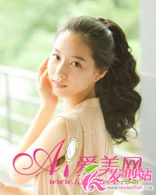 長卷發(fā)怎么扎 首選韓式淑女扎發(fā)