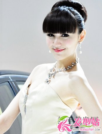 美車(chē)模長(zhǎng)發(fā)秀 發(fā)型各異競(jìng)爭(zhēng)艷 美車(chē)模長(zhǎng)發(fā)秀 發(fā)型各異競(jìng)爭(zhēng)艷
