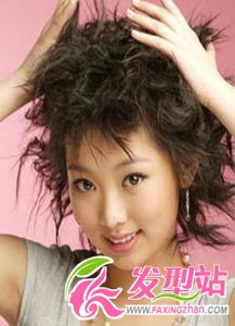 簡單抓發(fā) 凌亂發(fā)型更時尚 簡單抓發(fā) 凌亂發(fā)型更時尚