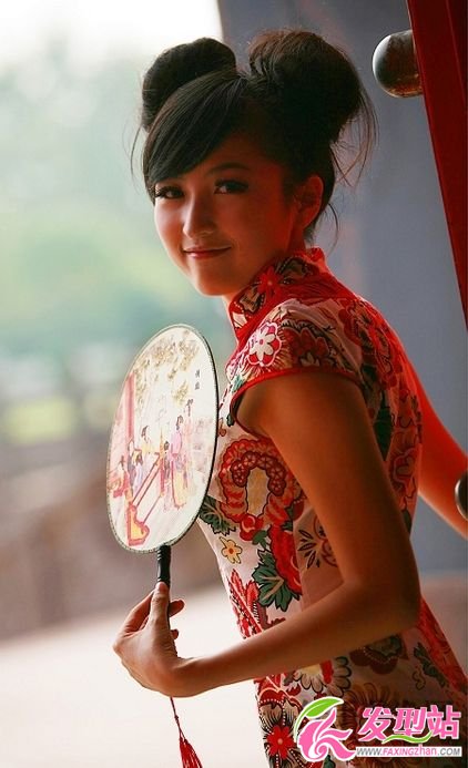 中國紅丫頭盤發(fā)發(fā)髻盡顯喜氣 中國紅丫頭盤發(fā)發(fā)髻盡顯喜氣